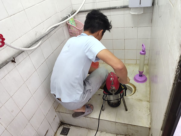 南朗镇管道堵塞冒臭气 专业师傅现场解决问题